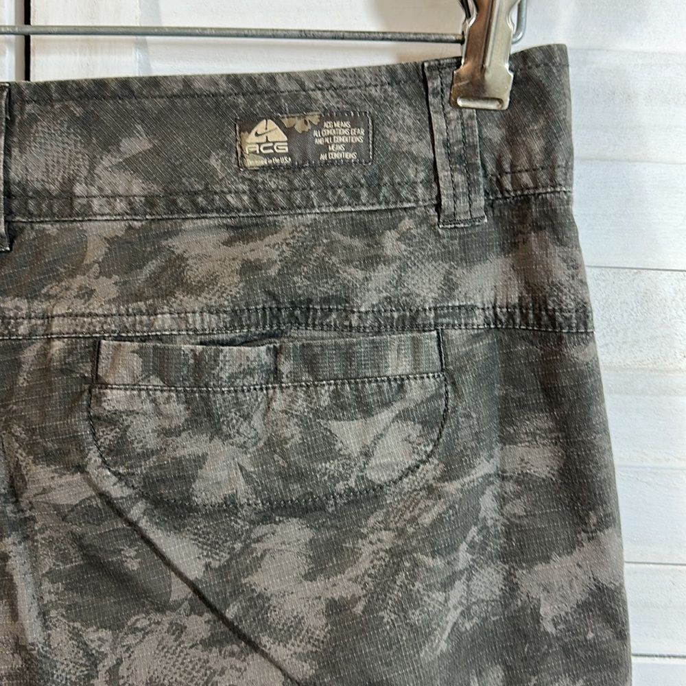 Nike ACG Capri Pants Size 8 Green Camo Cargo Hiking Athletic * - Picture 9 of 14